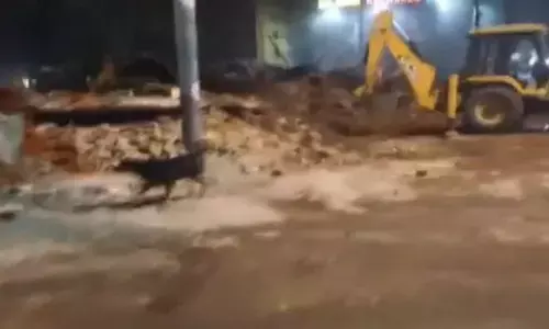 तुर्कमान गेट स्थित फैज-ए-इलाही मस्जिद के पास अतिक्रमण हटाने चला बुलडोजर,विरोध में पत्थरबाजी तुर्कमान गेट स्थित फैज-ए-इलाही मस्जिद के पास अतिक्रमण हटाने चला बुलडोजर,विरोध में पत्थरबाजी