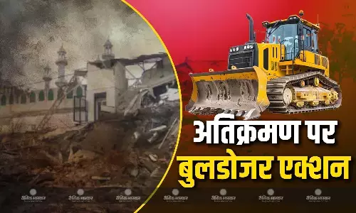तुर्कमान गेट स्थित फैज-ए-इलाही मस्जिद के पास अतिक्रमण हटाने चला बुलडोजर,विरोध में पत्थरबाजी