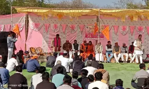 झखौरा में विवादित ढांचा गिराने जुटे विहिप-बजरंग दल के कार्यकर्ता झखौरा में विवादित ढांचा गिराने जुटे विहिप-बजरंग दल के कार्यकर्ता