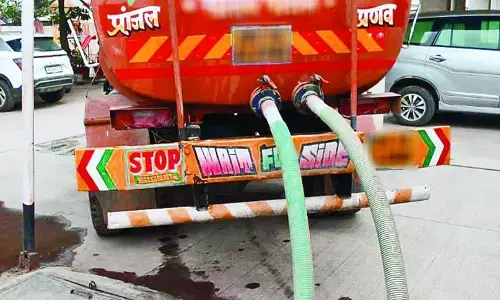 टैंकर माफियाओं के कारण महीने के लग रहे 2500 रु.