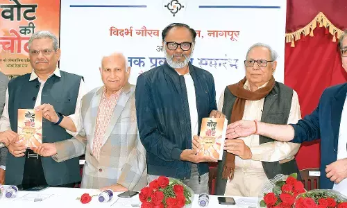 प्रकाश दुबे की पुस्तक ‘वोट की चोट’ का विमोचन, कई किस्से बयां किए प्रकाश दुबे की पुस्तक ‘वोट की चोट’ का विमोचन, कई किस्से बयां किए