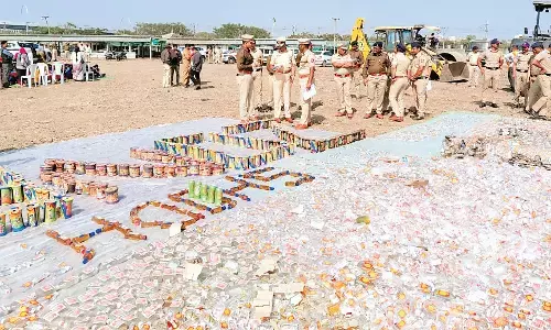 कार्रवाई : अवैध शराब व नायलॉन मांजे पर चला रोडरोलर कार्रवाई : अवैध शराब व नायलॉन मांजे पर चला रोडरोलर