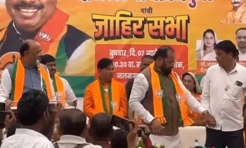 बावनकुले की सभा में भाजपा के बागियों ने मचाया हंगामा बावनकुले की सभा में भाजपा के बागियों ने मचाया हंगामा