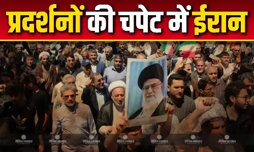 बढ़ती महंगाई, बेरोजगारी और डॉलर के मुकाबले कमजोर होती मुद्रा के चलते देशव्यापी विरोध प्रदर्शनों की चपेट में ईरान