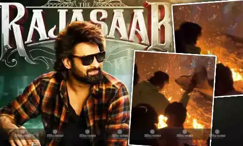 फिल्म द राजा साब देखने गए साउथ सुपरस्टार प्रभास के फैंस ने की आरती, जलाए पटाखे, थिएटर में लगी आग