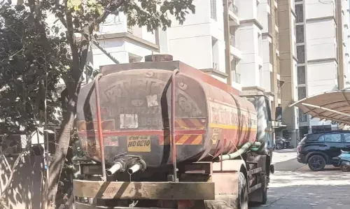 पानी के लिए टैंकर, आवागमन के लिए निजी वाहनों का लेना पड़ता है सहारा