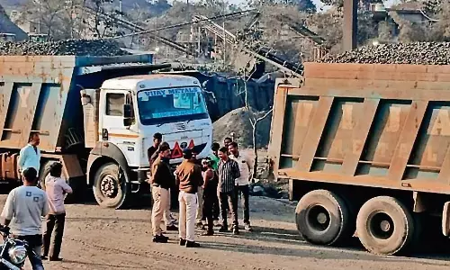 पटवारी के नहीं मिलने से नहीं हो सका सीमांकन आज होगी खदान की जांच