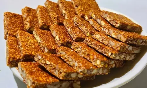 मकर संक्रांति पर मीठे में बनाएं तिल की चिक्की, इस आसान रेसिपी से