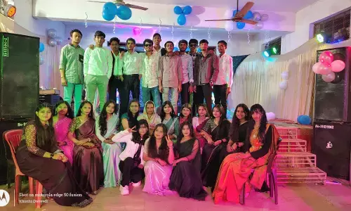 कक्षा बारहवीं के छात्रों को दी गई भावभीनी विदाई कक्षा बारहवीं के छात्रों को दी गई भावभीनी विदाई