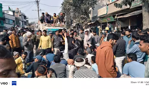 खाद की समस्या से किसान परेशान, टूटा सब्र तो देवेन्द्रनगर कस्बा में हाइवे सडक़ मार्ग में लगाया जाम खाद की समस्या से किसान परेशान, टूटा सब्र तो देवेन्द्रनगर कस्बा में हाइवे सडक़ मार्ग में लगाया जाम