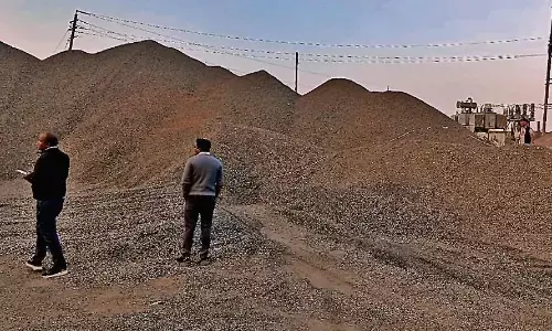 शासकीय भूमि पर किया गया खनिज का स्टॉक जब्त, क्रेशर एरिया का लिया नाप