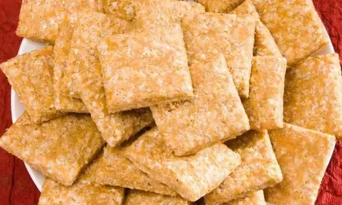 मकर संक्रांति पर घर पर ही बनाना है कुछ शानदार, तो बनाएं मार्केट जैसी गुड़ की गजक, यहां देखें आसान रेसिपी