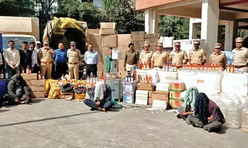 बंगले में चल रहे नकली शराब कारखाने पर छापा