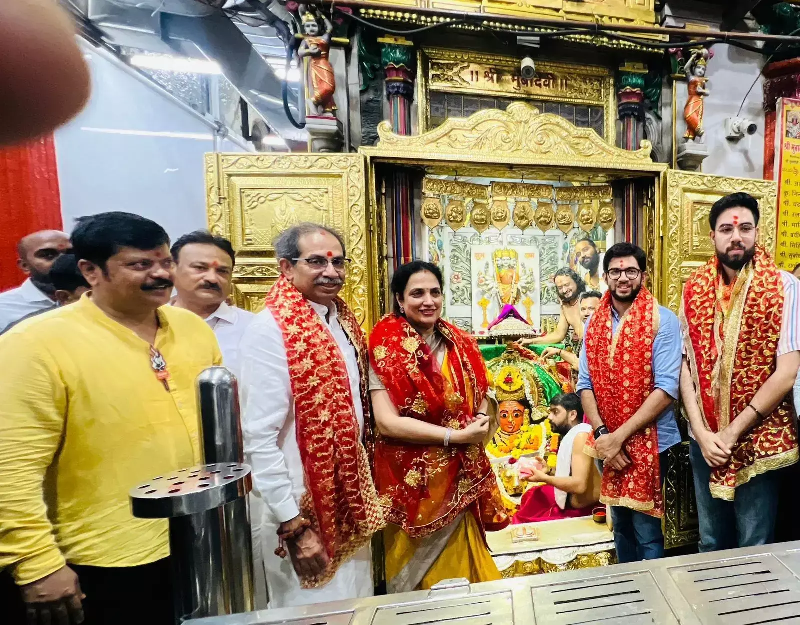 ठाकरे बंधुओं ने परिवार सहित किए मुंबा देवी के दर्शन, मांगा आशीर्वाद, शेलार ने साथा निशाना