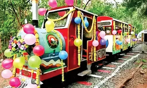 मोबाइल में उलझ रहे बच्चे, वनबाला जैसी गतिविधियां जरूरी