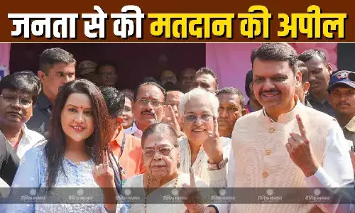 देवेंद्र फडणवीस परिवार के साथ वोट डालने पहुंचे, मतदान के बाद सीएम ने कहा मतदान करना सबका कर्तव्य