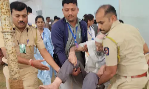 वोट डालने आया 79 वर्षीय बुजुर्ग अचानक बेहोश होकर गिरा, मतदान केंद्र पर मची अफरा-तफरी