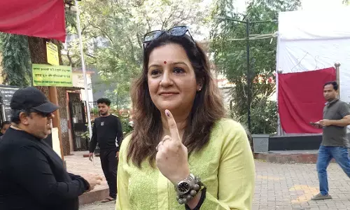 बूथ ढूंढने में उलझे मतदाता, सांसद प्रियंका चतुर्वेदी को भी करनी पड़ी मशक्कत