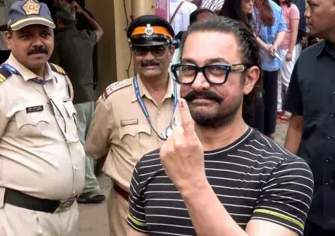 बॉलीवुड सितारों ने किया मतदान, अक्षय कुमार की दरियादिली ने जीता दिल, गुलजार बोले - वोट देना लोकतंत्र को करता है मजबूत