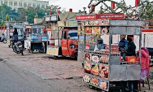 सर्वेे ऑफ इंडिया कार्यालय के बाहर सड़क किनारे सजी अवैध चौपाटी, पूरा क्षेत्र परेशान