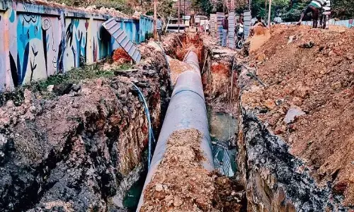 मृत योजना की धीमी रफ्तार पर ठेकेदारों और अफसरों को फटकार