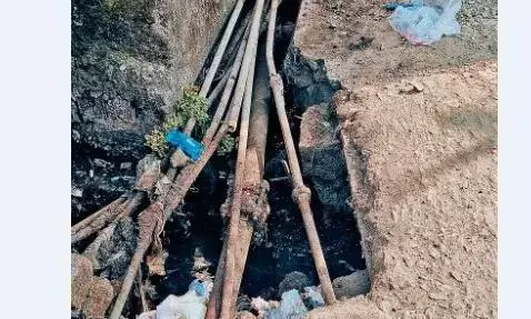 पेयजल की मेन लाइन में छेद करके लिए जा रहे अवैध नल कनेक्शन