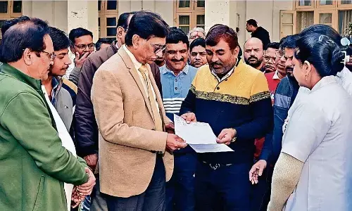 लंबित मांगों के निराकरण को लेकर अधिष्ठाता को सौंपा ज्ञापन