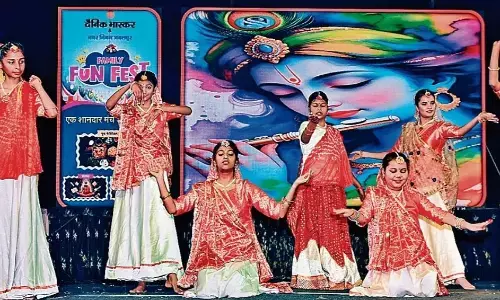 एक से बढ़कर एक नृत्यों के साथ शास्त्रीय गायन और बाॅलीवुड गीतों ने समां बांधा