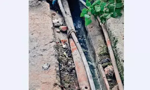 कहीं नालियों से जा रही तो कहीं सड़ी-गली है पाइप लाइन, मिल रहा पीने का गंदा पानी