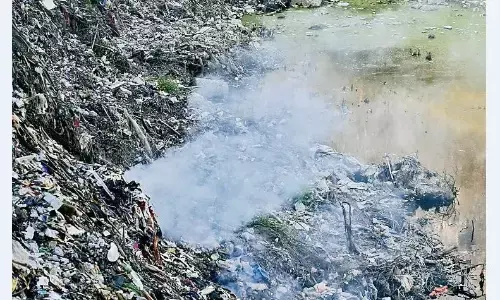 डंपिंग प्वाइंट बनाकर लगाए कचरे के ढेर, अब वहीं बार-बार सुलग रही आग, फैल रहा प्रदूषण