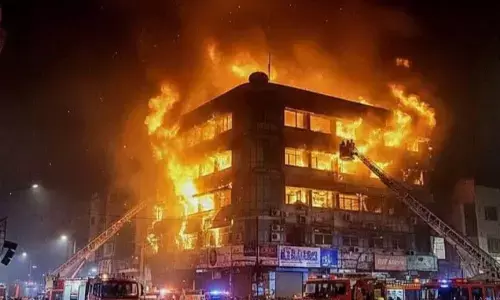 पाकिस्तान के कराची शॉपिंग मॉल में लगी भयानक आग, 6 लोगों ने गवाईं जान, अभी भी बचाव अभियान जारी