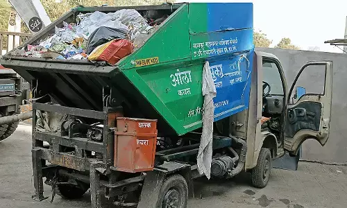 मनपा की ठेका एजेंसी के कचरा संकलन वाहन से हादसे पर आक्रोश, राजनीतिक रंग दिया जा रहा