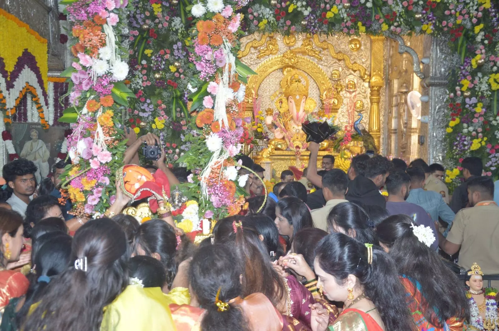 ‘दगडूशेठ’ गणपती मंदिर में स्वर्ण पालने में गणेश जन्मोत्सव ‘दगडूशेठ’ गणपती मंदिर में स्वर्ण पालने में गणेश जन्मोत्सव