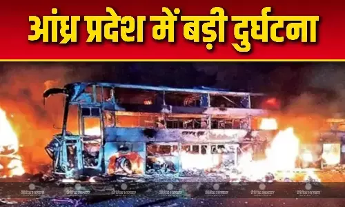 टायर फटने के बाद बस की लॉरी से जोरदार टक्कर, 3 लोग झुलसे, 4 घायल, नंद्याल में भयानक सड़क हादसा