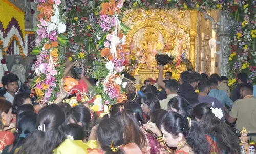 ‘दगडूशेठ’ गणपती मंदिर में स्वर्ण पालने में गणेश जन्मोत्सव