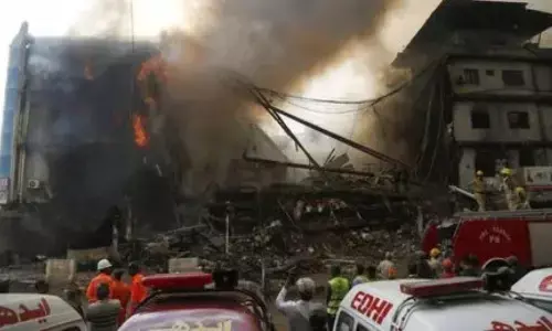 पाकिस्तान के कराची गुल शॉपिंग प्लाजा हादसे में मृतकों की संख्या बढ़ी, अभी भी मलबे में दबे लोगों को निकालने का किया जा रहा प्रयास