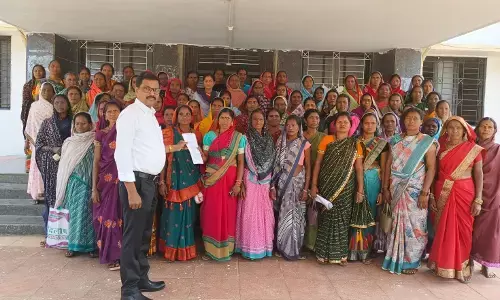 गडचिरोली में शराब बिक्री के खिलाफ सड़क पर उतरीं महिलाएं