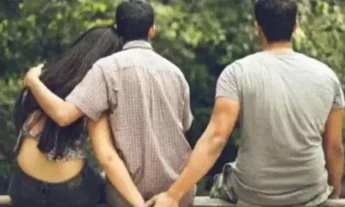 24 वर्षिय लड़की दो जुड़वां भाइयों को कर रही डेट! रात में ऐसे शेयर करते हैं बिस्तर