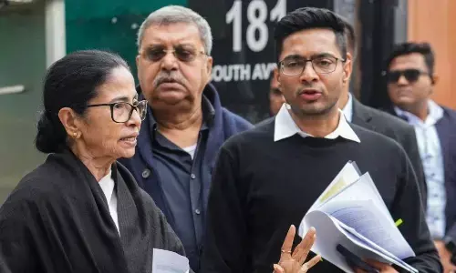 SIR प्रक्रिया से जुड़े मामले को लेकर केंद्रीय चुनाव आयोग के दफ्तर पहुंची ममता बनर्जी, 13 परिवार के सदस्य भी रहे मौजूद