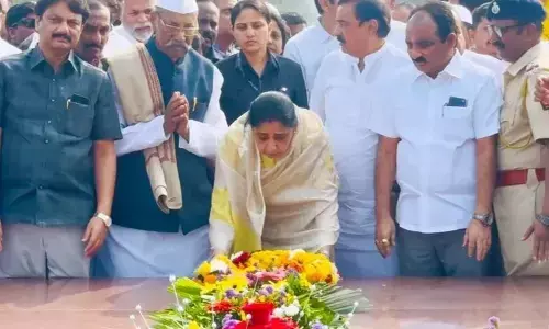 सुनेत्रा पवार ने कराड़ में चव्हाण समाधि स्थल के किए दर्शन