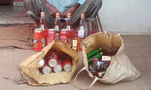 मंडई में चल रही थी शराब बिक्री, महिलाओं ने बोला धावा