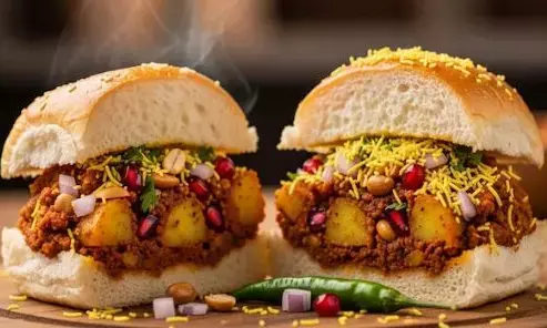 खाना है कुछ चटपटा तो घर पर बनाएं दाबेली, यहां जानें बनाने की आसान विधि