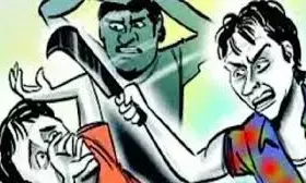 महिला दोस्त को फोन करनेवाले युवक पर कोयता से वार