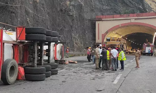 टैंकर हादसे से मुंबई–पुणे एक्सप्रेस-वे ठप, 22 किमी लंबा जाम; मुंबई लेन बंद