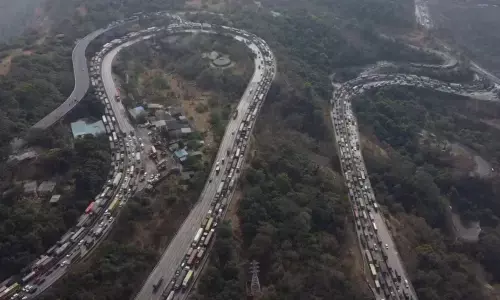 24 घंटे से ज्यादा बीत जाने पर भी स्थिति में नहीं कोई सुधार, गैस टैंकर से रिसाव जारी