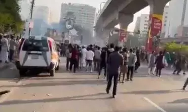 इंकलाब मंच के कार्यकर्ताओं ने  ढाका में हादी मौत केस में विरोध प्रदर्शन कर न्याय की मांग की