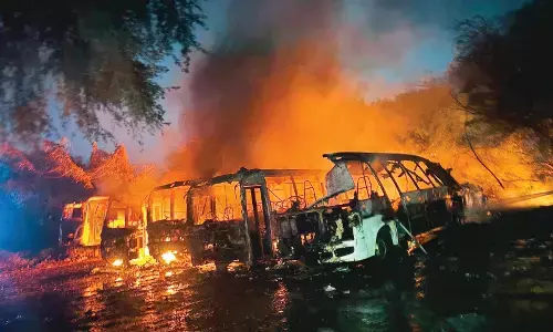 4 बसें खाक - गणेशपेठ परिसर में निजी ट्रैवल्स बस स्टैंड परिसर में आग, 10 से अधिक बसें खड़ीं थीं