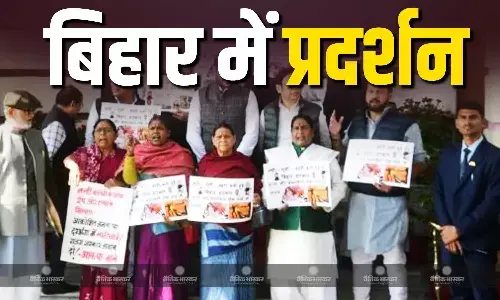 RJD का विरोध प्रदर्शन, विधान परिषद परिसर में बैनर पकड़े नजर आईं राबड़ी, CM नीतीश से मांगा इस्तीफा, विपक्ष क्यों है नाराज?