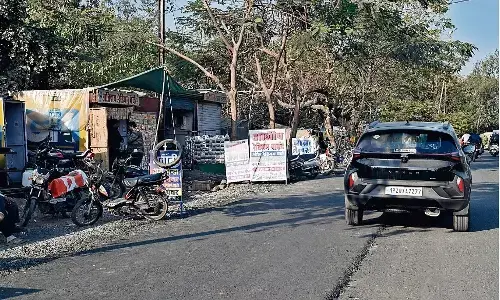 मेडिकल के सामने फिर जम गए अवैध कब्जे, आने-जाने के लिए भी जगह नहीं