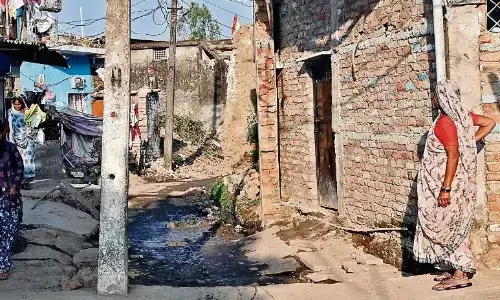 बिलपुरा पुरानी बस्ती में आधी-अधूरी सड़क में ही काम बंद, घर तक नहीं पहुंच रहीं एम्बुलेन्स